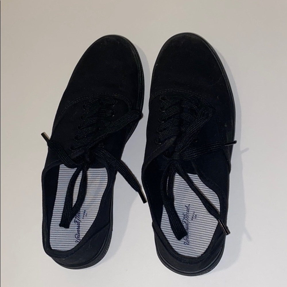 Low top all black sneaker